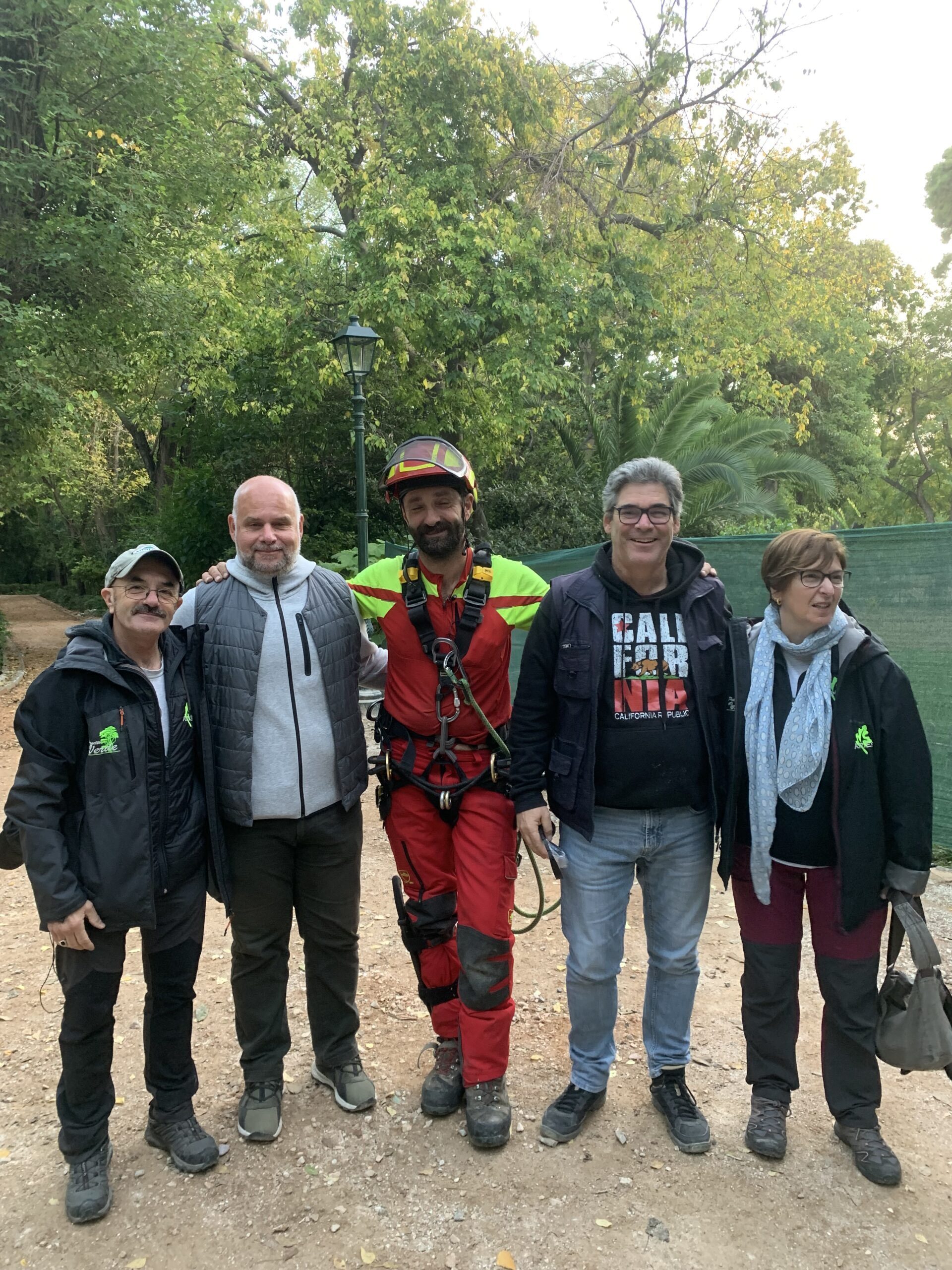 Ομάδα πιστοποιημένων δενδροκόμων και συμμετεχόντων στο σεμινάριο δενδροκομίας.