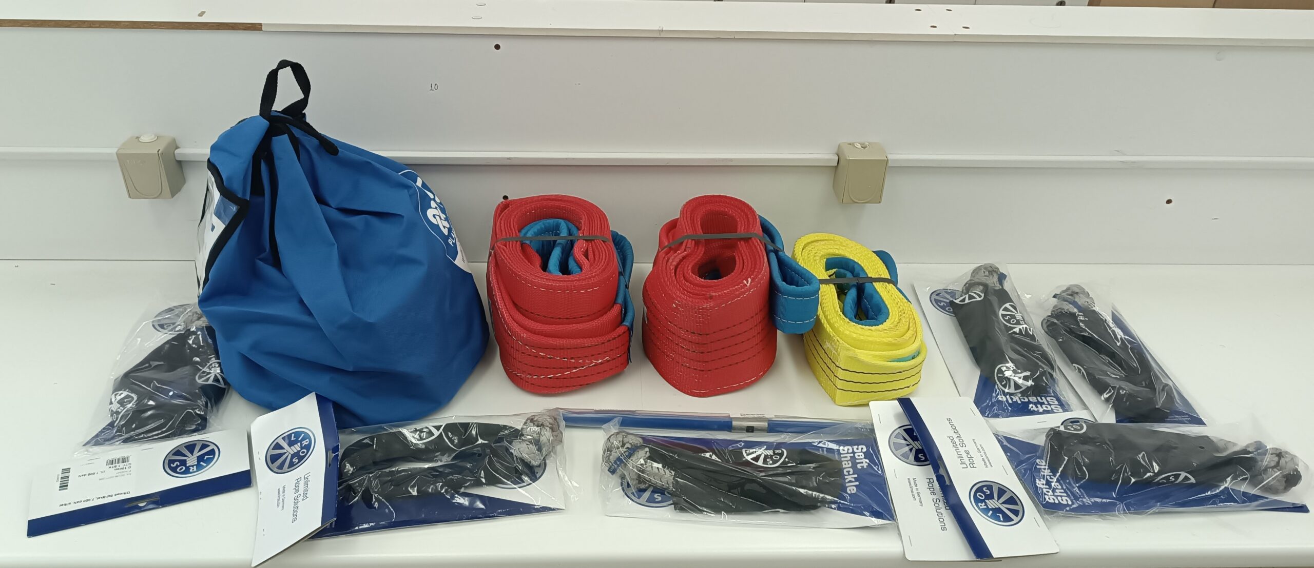 Παρελκόμενα όπως ιμάντες και σχοινιά για δοκιμή έλξης.