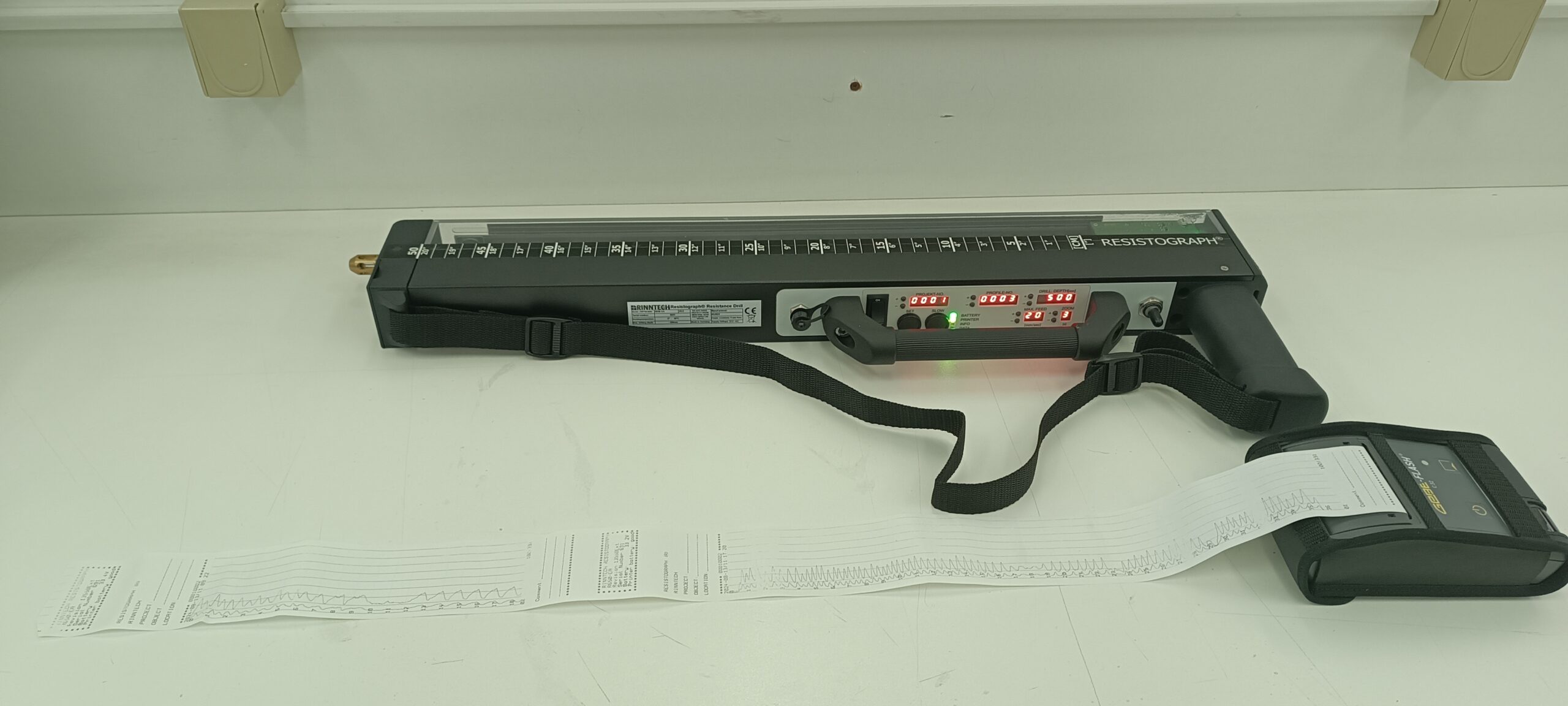 Ενεργός ρεσιστογράφος με εκτυπωμένο αποτέλεσμα από διάτρηση σε δέντρο.