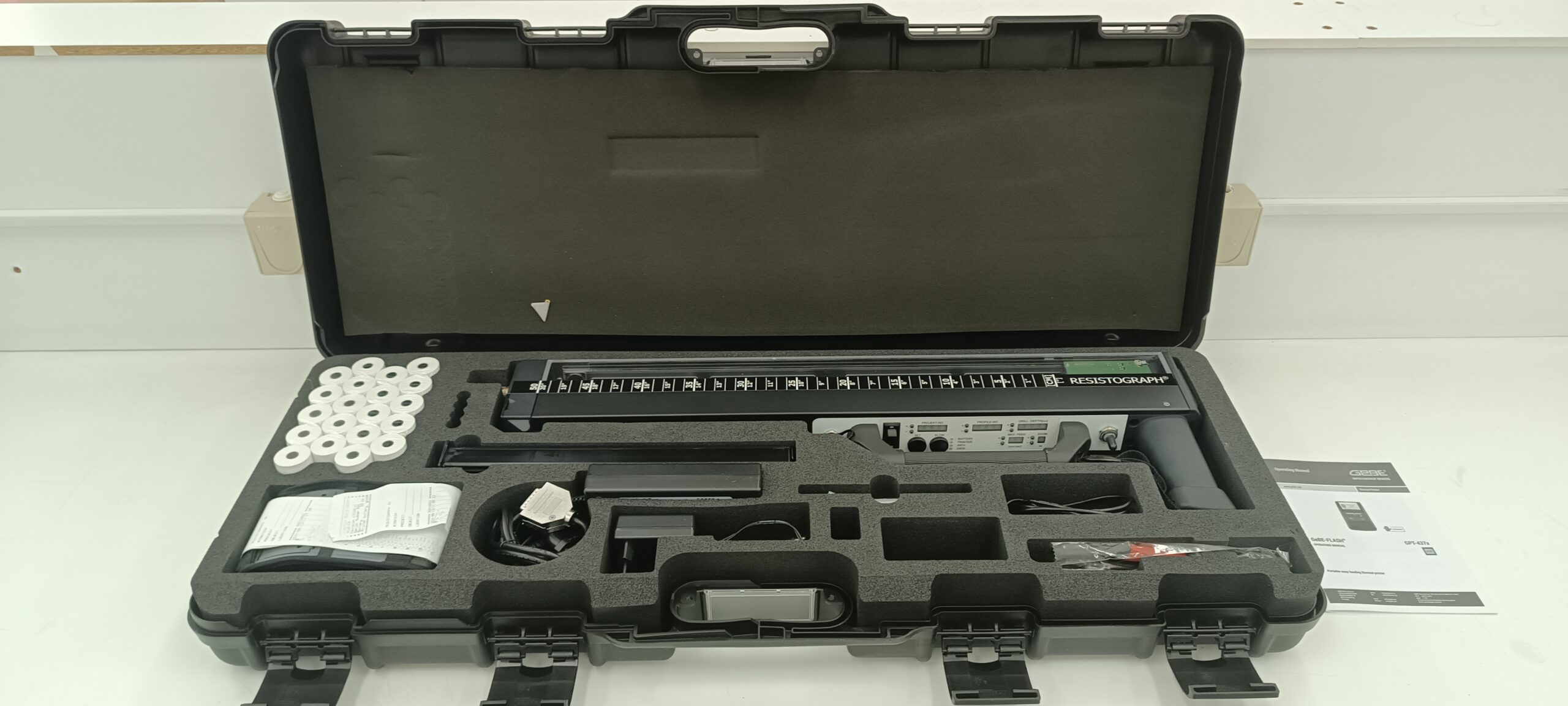 Ρεσιστογράφος με ταχύτητα περιστροφής 9000 rpm σε προστατευτική βαλίτσα μεταφοράς.