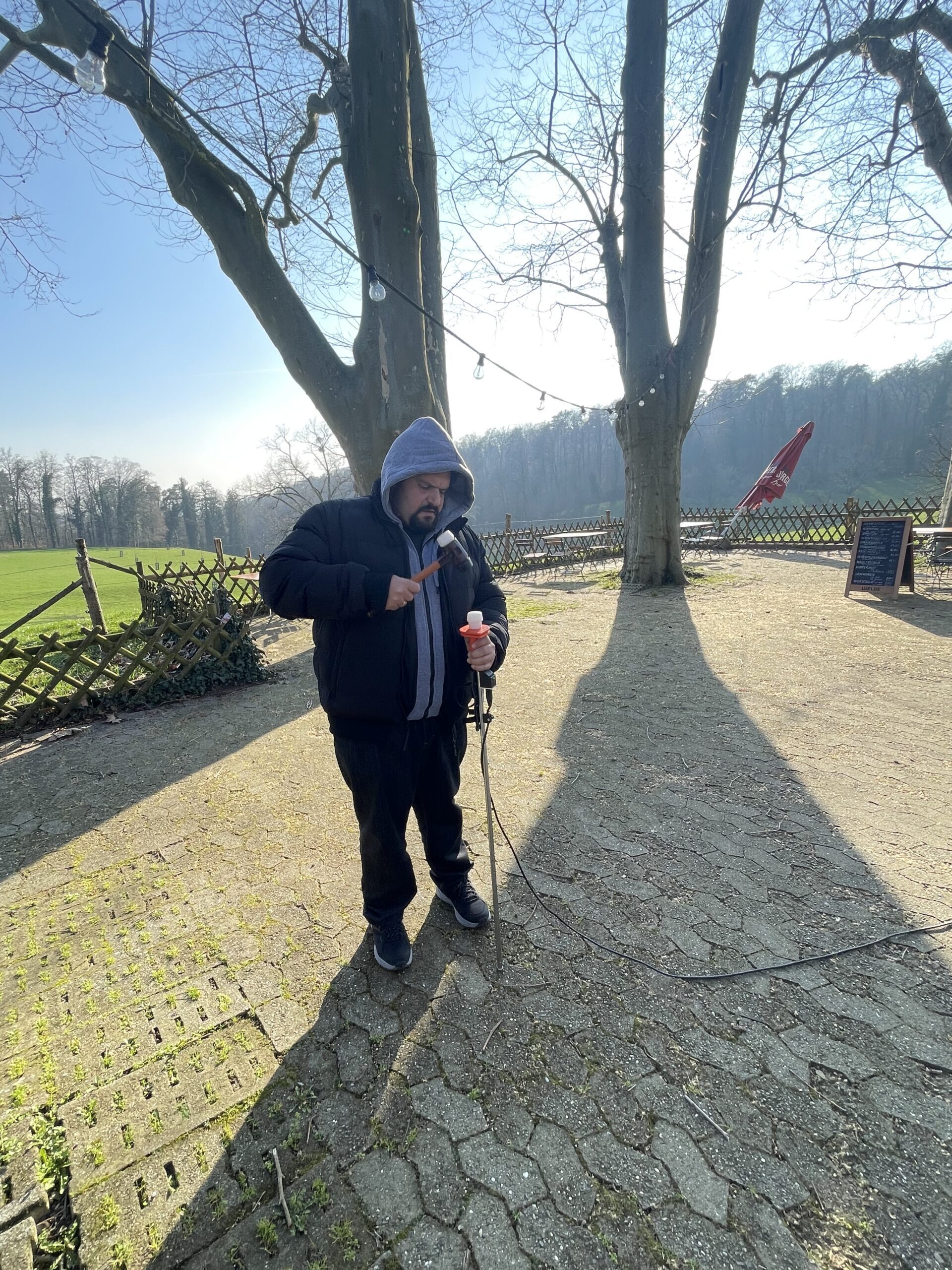 Ερευνητής χρησιμοποιεί ArboRadix επιστημονικό όργανο για την ανίχνευση ζωντανών ριζών δέντρων.