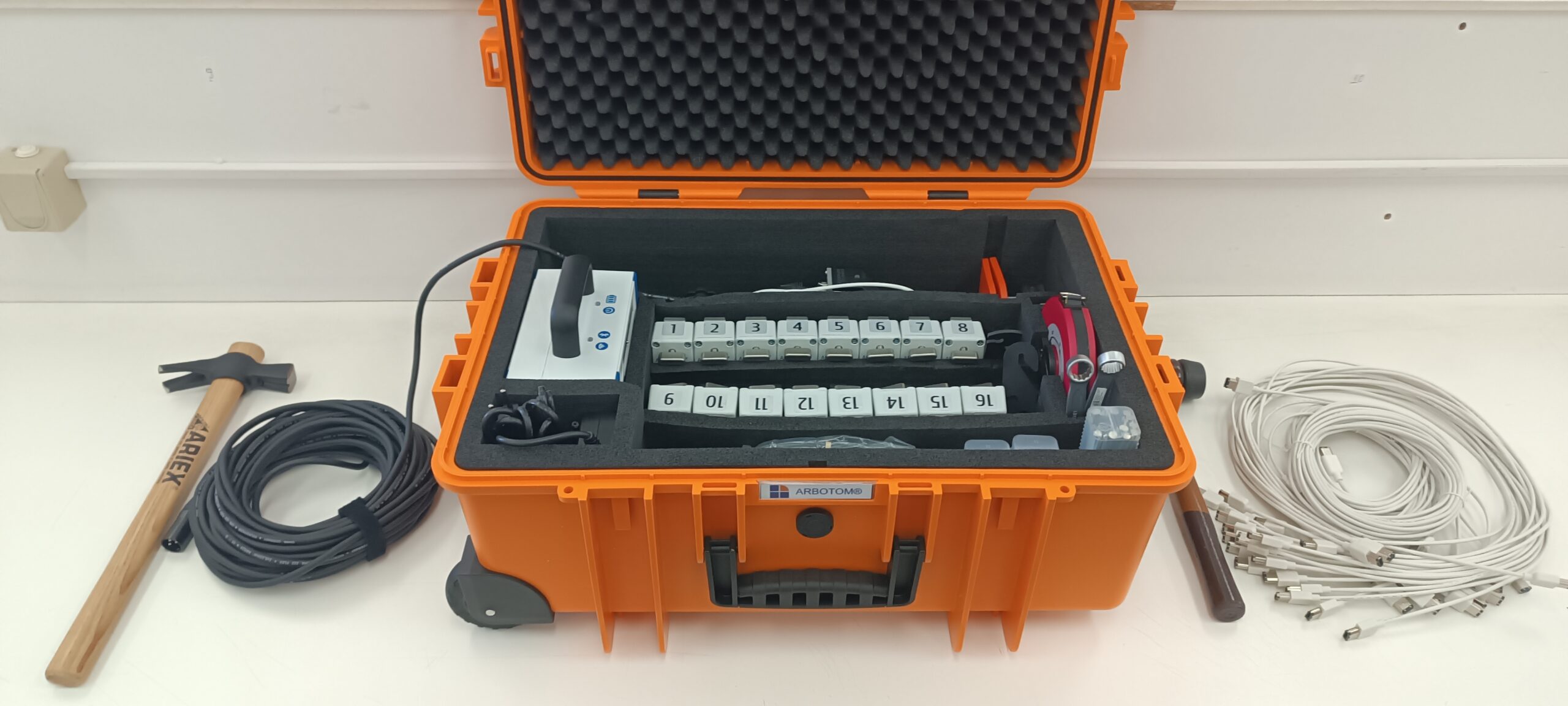 ArboRadix και Arbotom με πλήρες σετ εξαρτημάτων σε βαλίτσα μεταφοράς.