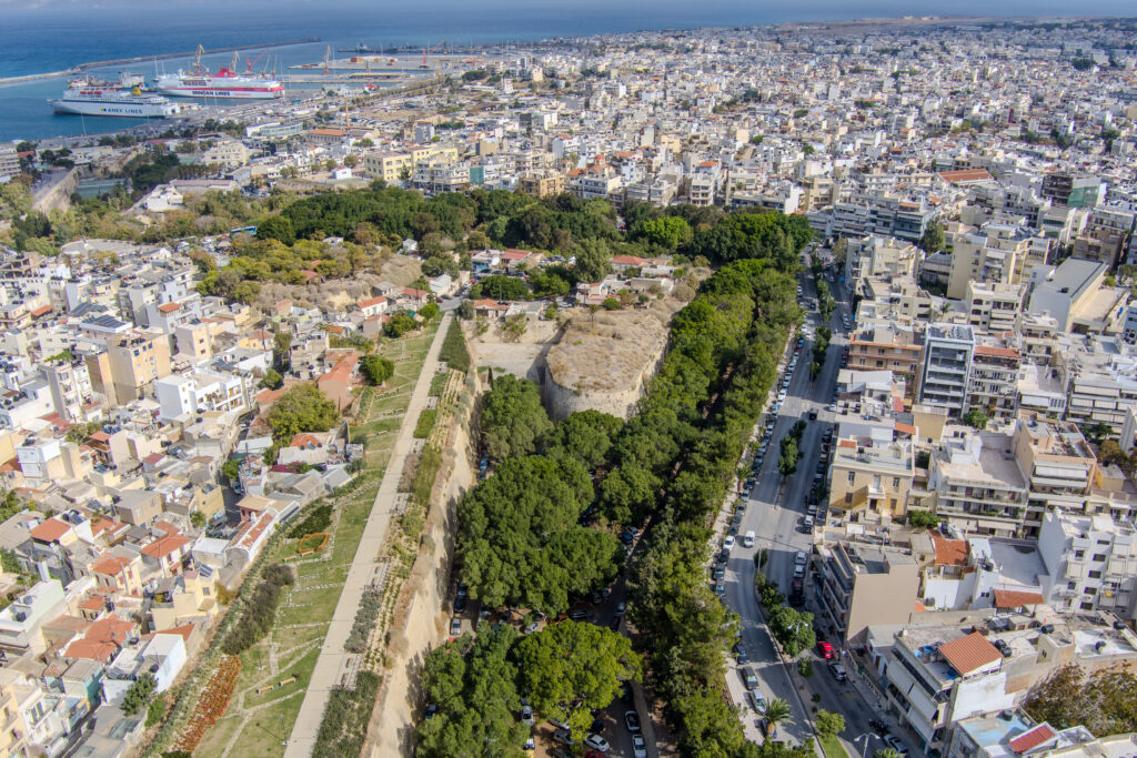 DDC Αεροφωτογραφία των ενετικών τειχών και της πόλης του Ηρακλείου Κρήτης.