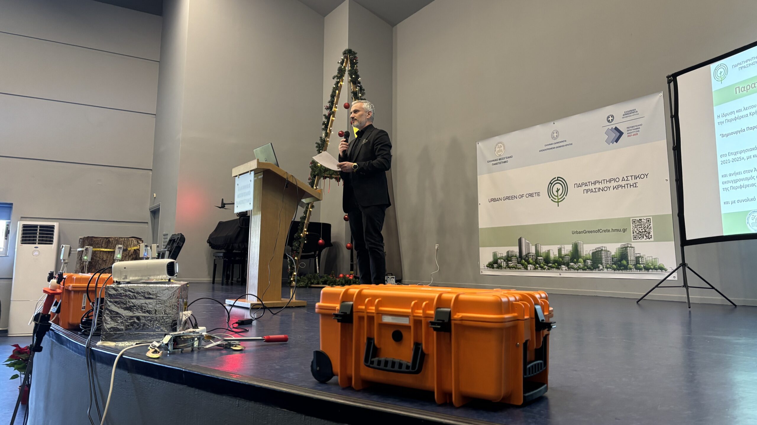 Ο Αναστασάκης Ιωάννης, Αντιπεριφερειάρχης στον τομέα Κλιματικής Αλλαγής και Βιώσιμης Κινητικότητας, στην τελετή εγκαινίων του Παρατηρητηρίου Αστικού Πρασίνου Κρήτης.