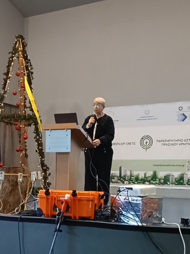 Η Αντιγόνη Ανδρεάκη παρουσιάζει την τελετή εγκαινίων του Παρατηρητηρίου Αστικού Πρασίνου Κρήτης, καλώντας τους ομιλητές στη σκηνή.