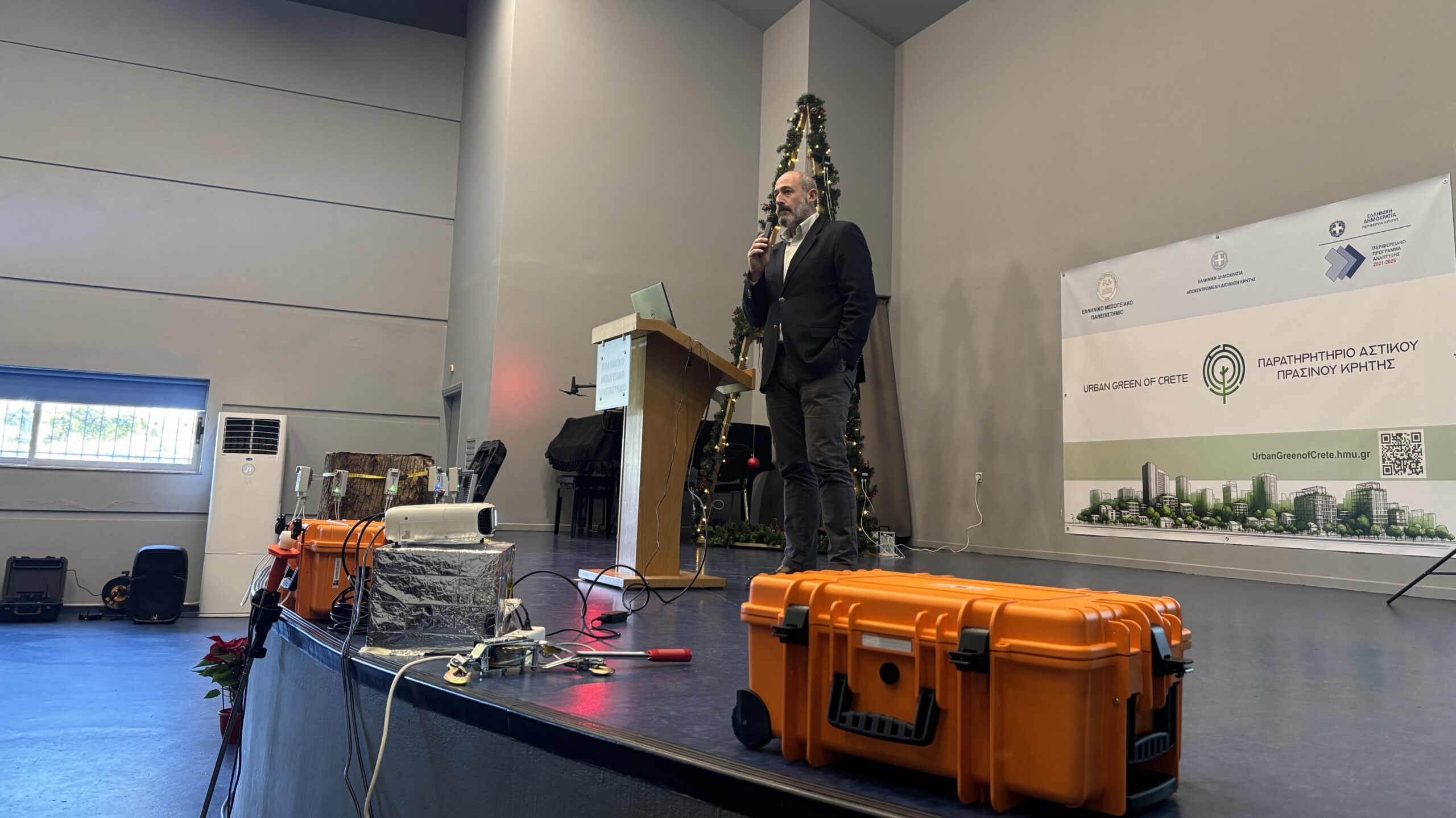 Ο Νικόλαος Γιαλιτάκης, Αντιδήμαρχος Καθαριότητας, Περιβάλλοντος & Ενέργειας, κατά την ομιλία του στην τελετή εγκαινίων του Παρατηρητηρίου Αστικού Πρασίνου Κρήτης.