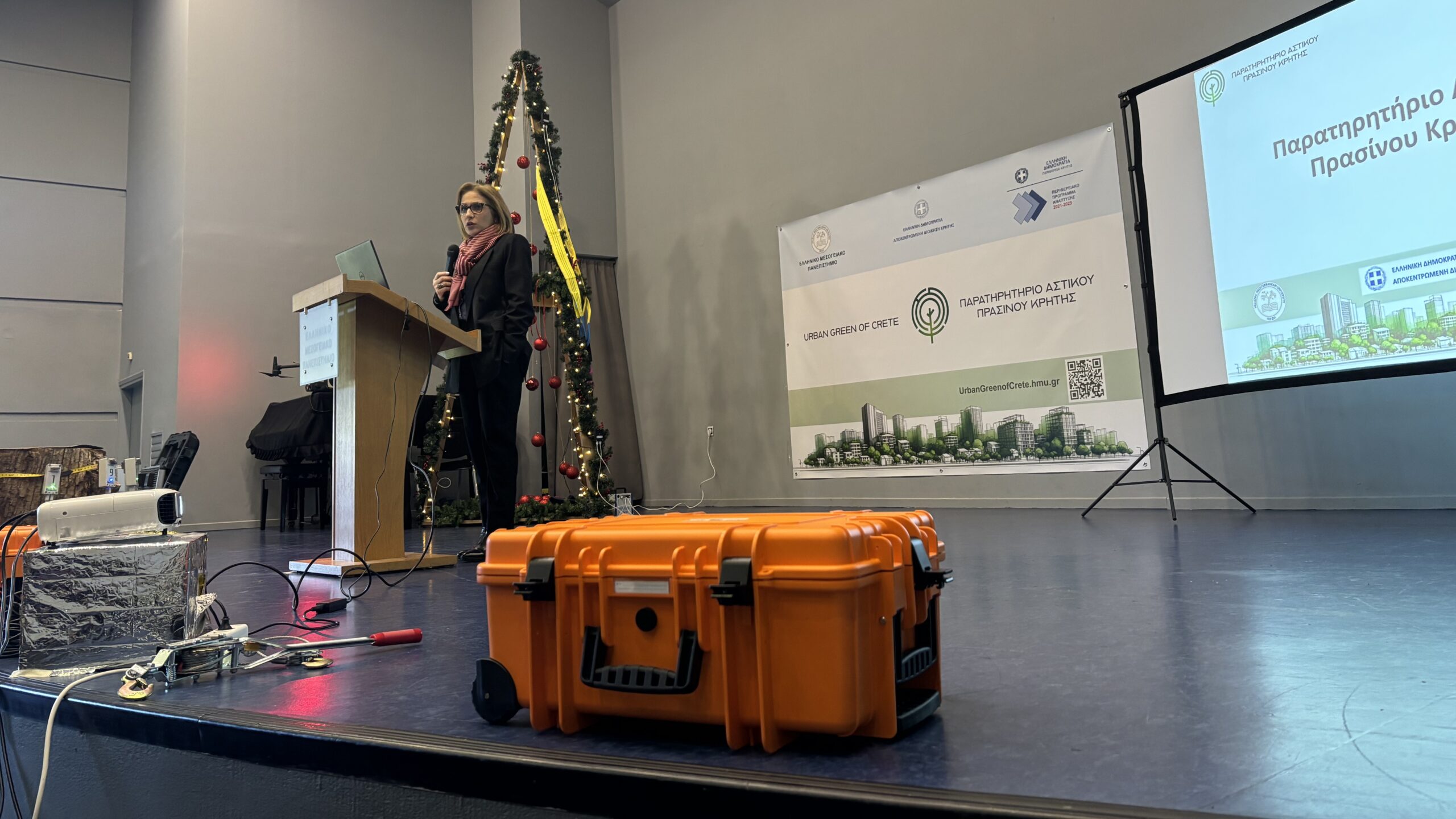 Η Δρ. Κοζυράκη Μαρία, Γραμματέας της Αποκεντρωμένης Διοίκησης Κρήτης, μιλάει στην τελετή εγκαινίων του Παρατηρητηρίου Αστικού Πρασίνου Κρήτης.