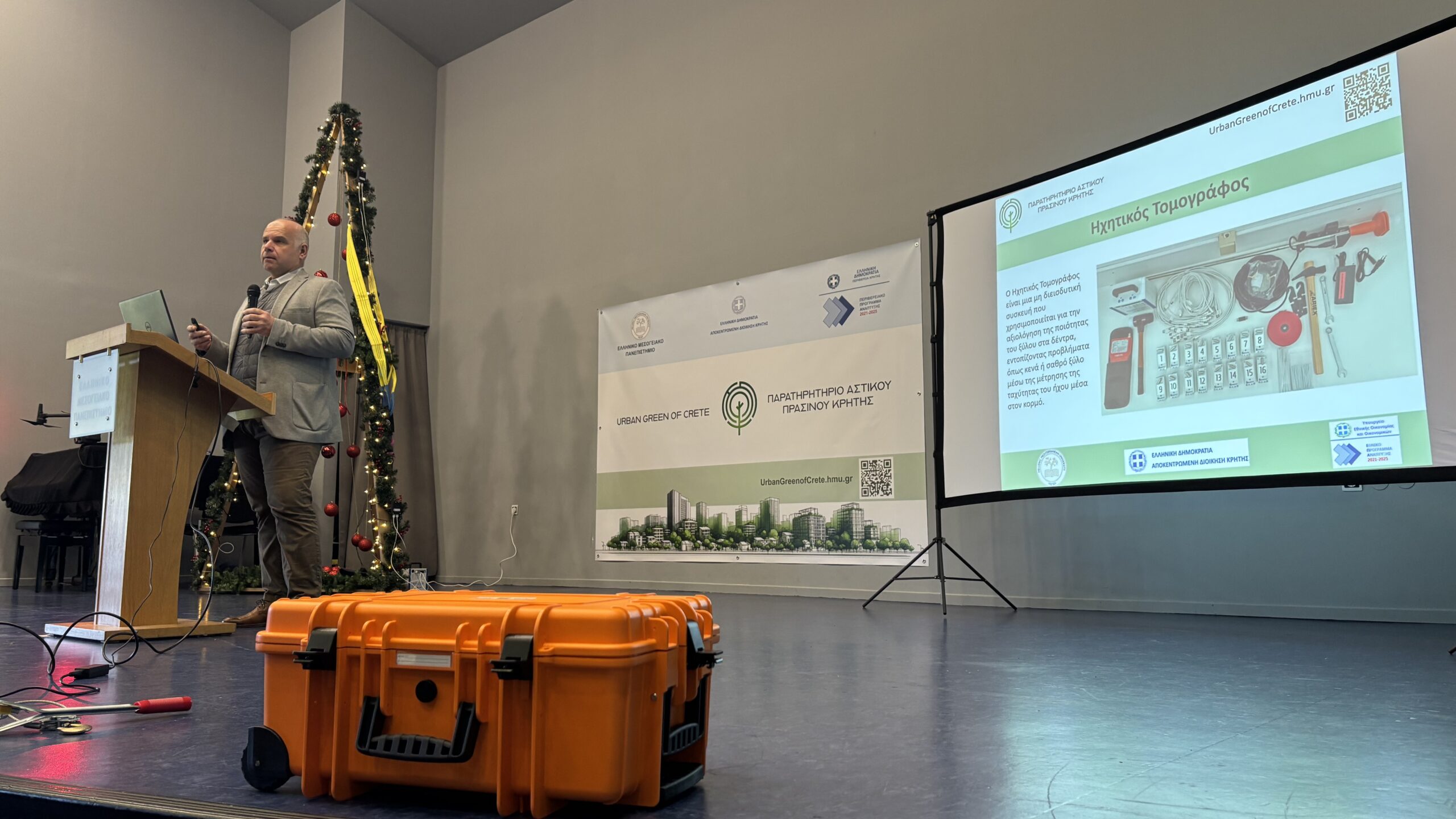 Ο Δρ. Νεκτάριος Παναγιώτης, ιδρυτικό μέλος του Παρατηρητηρίου Αστικού Πρασίνου Κρήτης, παρουσιάζει τον ηχητικό τομογράφο στην τελετή εγκαινίων.