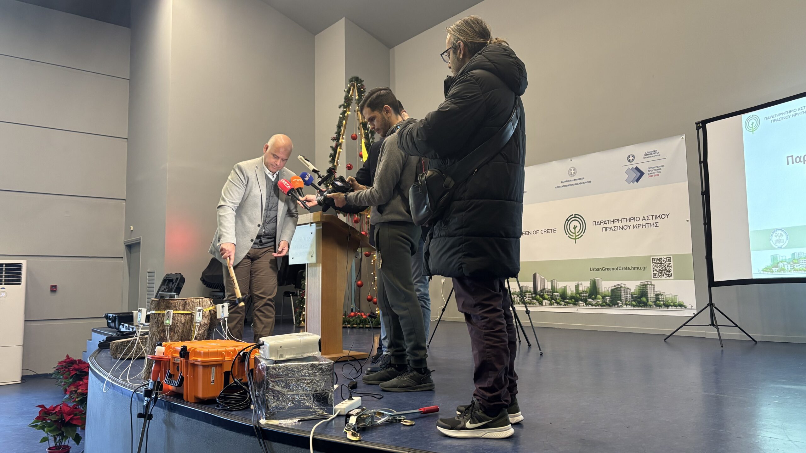Ο Δρ. Νεκτάριος Παναγιώτης, ιδρυτικό μέλος του Παρατηρητηρίου Αστικού Πρασίνου Κρήτης, επιδεικνύει τη χρήση εξοπλισμού ενώπιον δημοσιογράφων κατά την τελετή εγκαινίων.