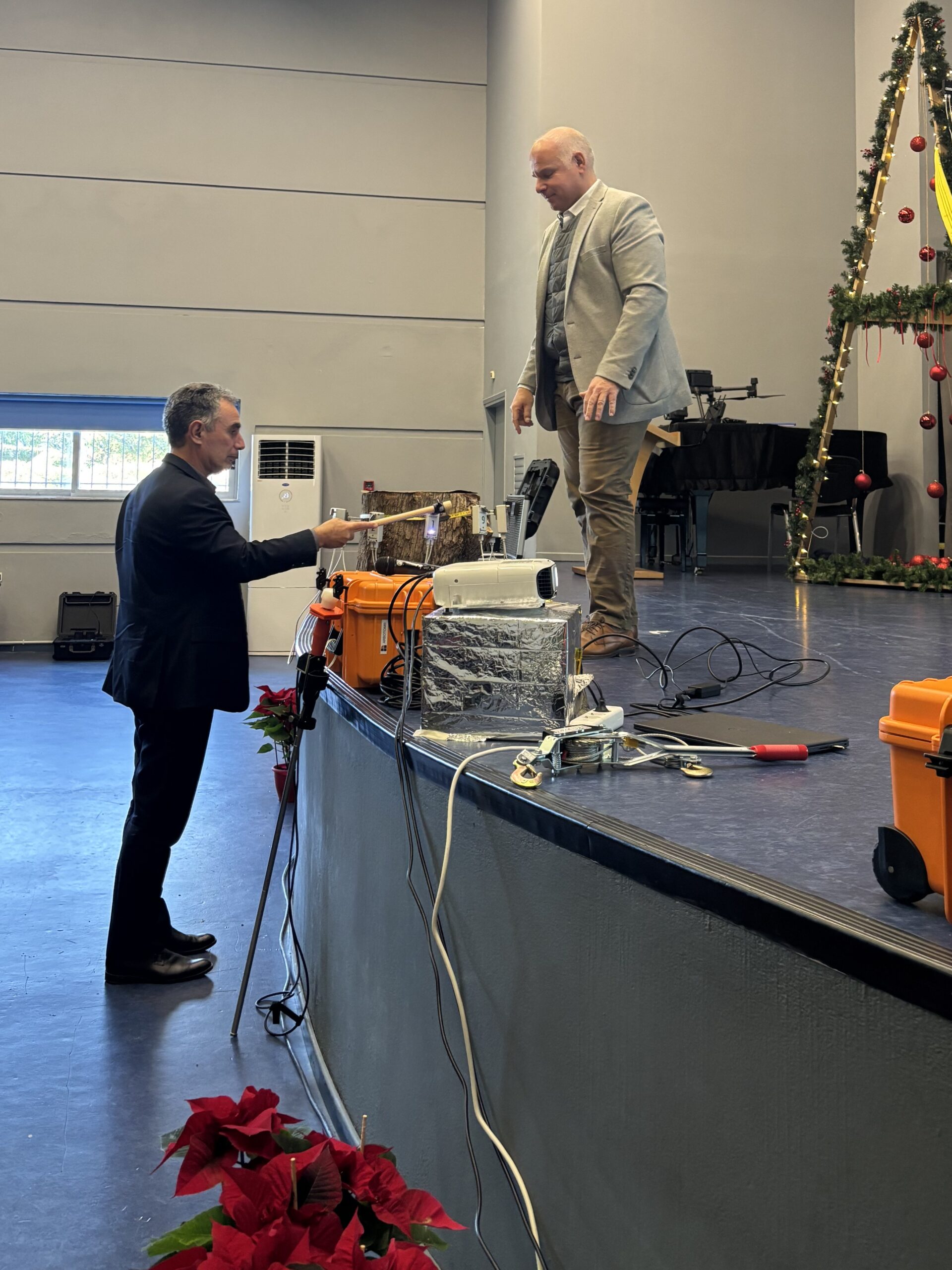 Ο Νίκος Κατσαράκης, Πρύτανης του ΕΛΜΕΠΑ, χρησιμοποιεί τον τομογράφο για να εγκαινιάσει το Παρατηρητήριο Αστικού Πρασίνου Κρήτης, αντικαθιστώντας το παραδοσιακό κόψιμο της κορδέλας.