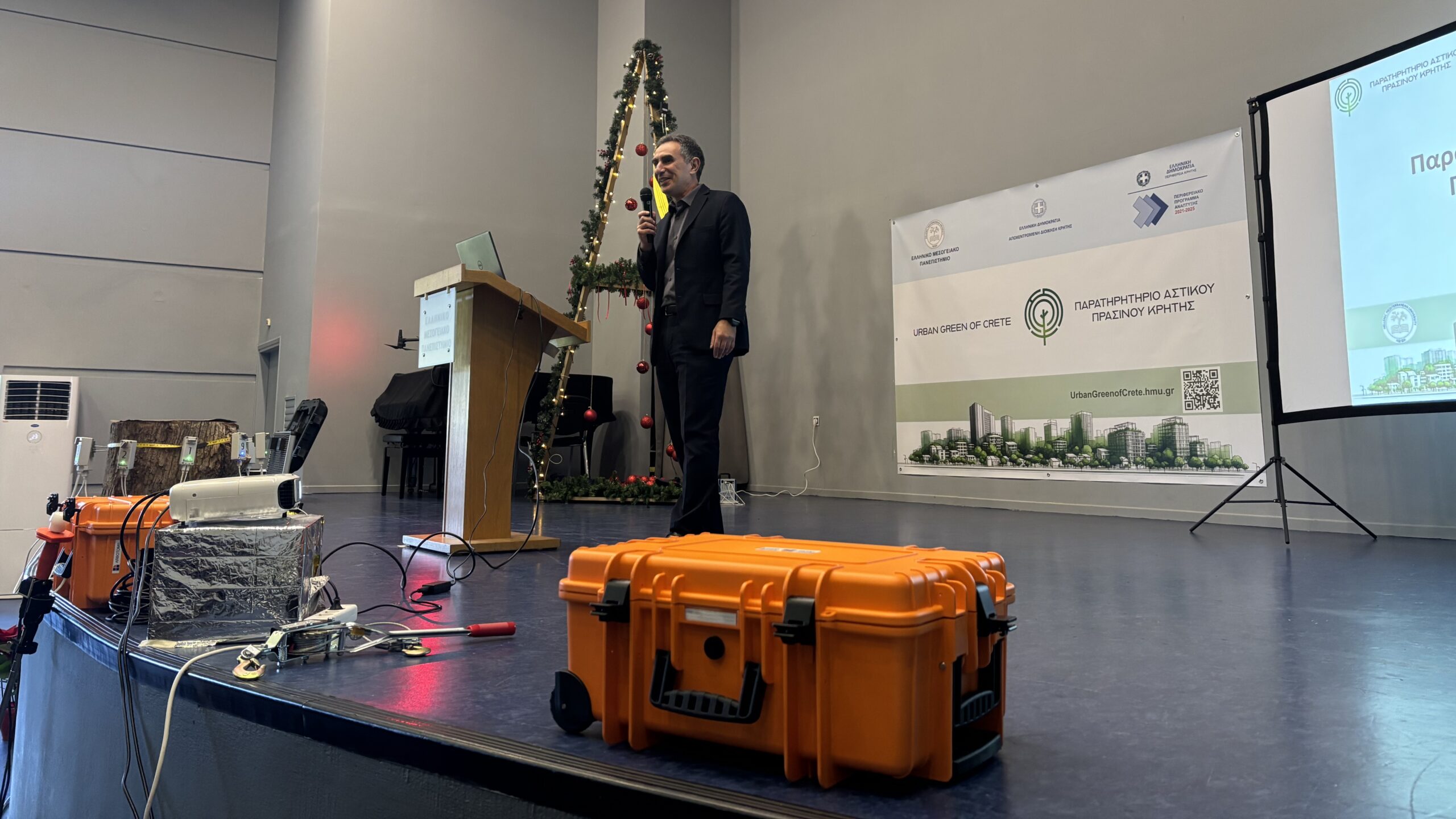 • Alt Text: Ο Νίκος Κατσαράκης, Πρύτανης του Ελληνικού Μεσογειακού Πανεπιστημίου, μιλάει στην τελετή εγκαινίων του Παρατηρητηρίου Αστικού Πρασίνου Κρήτης.