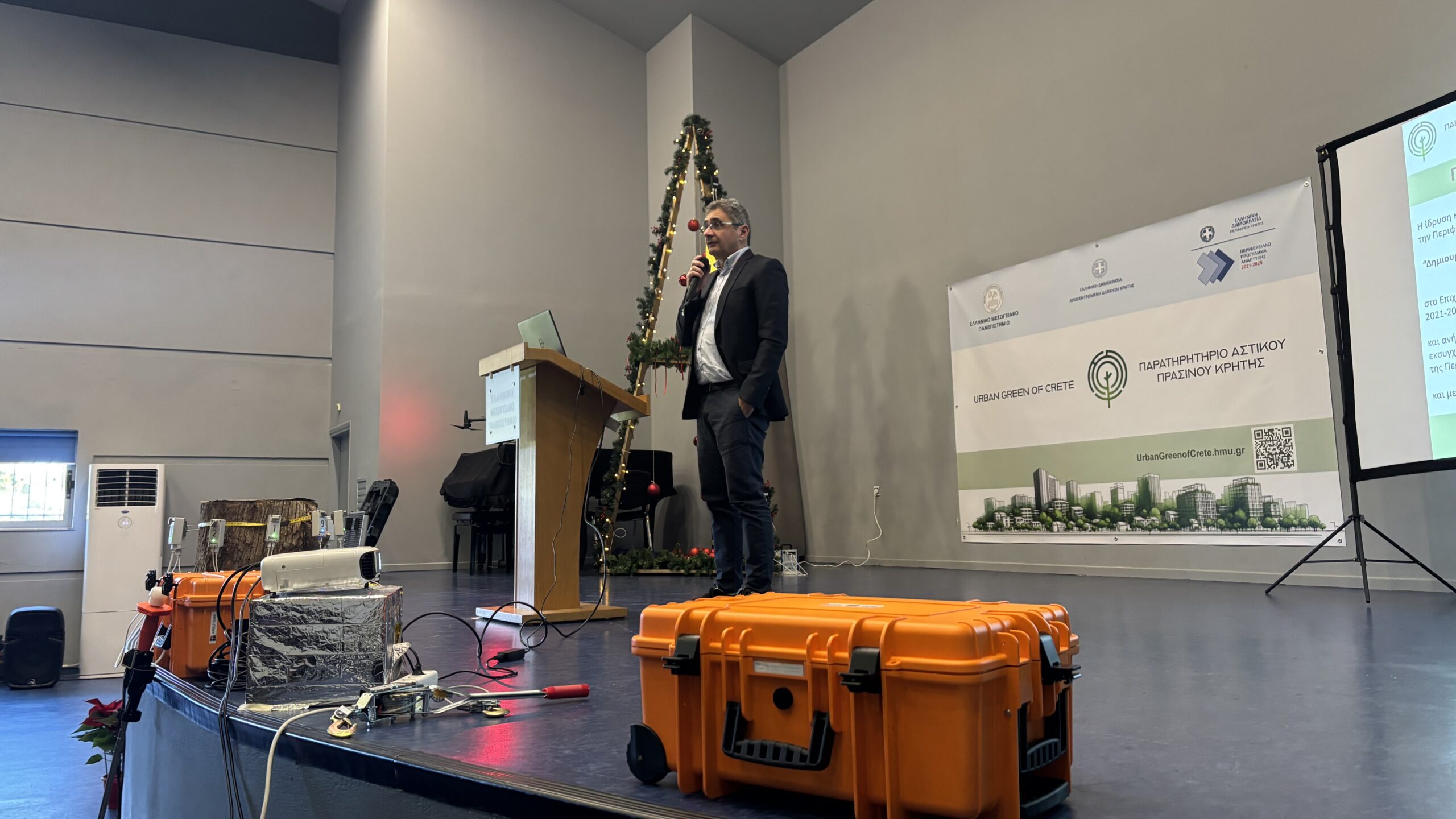 Ο κ. Ροδιτάκης μιλάει στην τελετή εγκαινίων του Παρατηρητηρίου Αστικού Πρασίνου Κρήτης