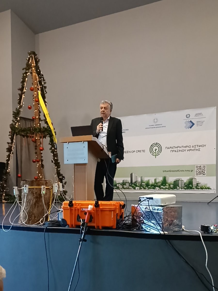 Ο Σταύρος Αρναουτάκης, Περιφερειάρχης Κρήτης, μιλάει στην τελετή εγκαινίων του Παρατηρητηρίου Αστικού Πρασίνου Κρήτης.